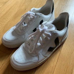 Veja V-10 in size 37